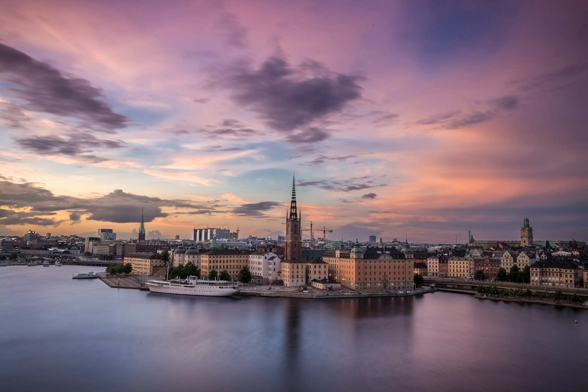 Förbifart Stockholm – företagsboende i Stockholm. Stockholm skyline med Gamla stan och Riddarholmen